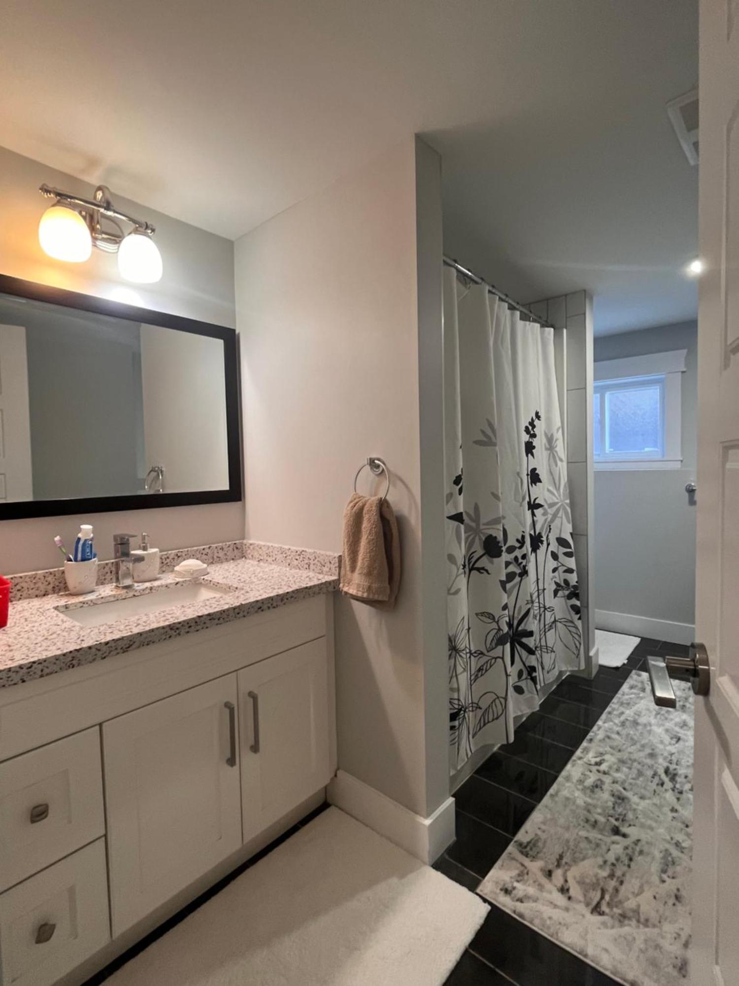 2 Bedroom Suite With Full Kitchen Ревелсток Экстерьер фото
