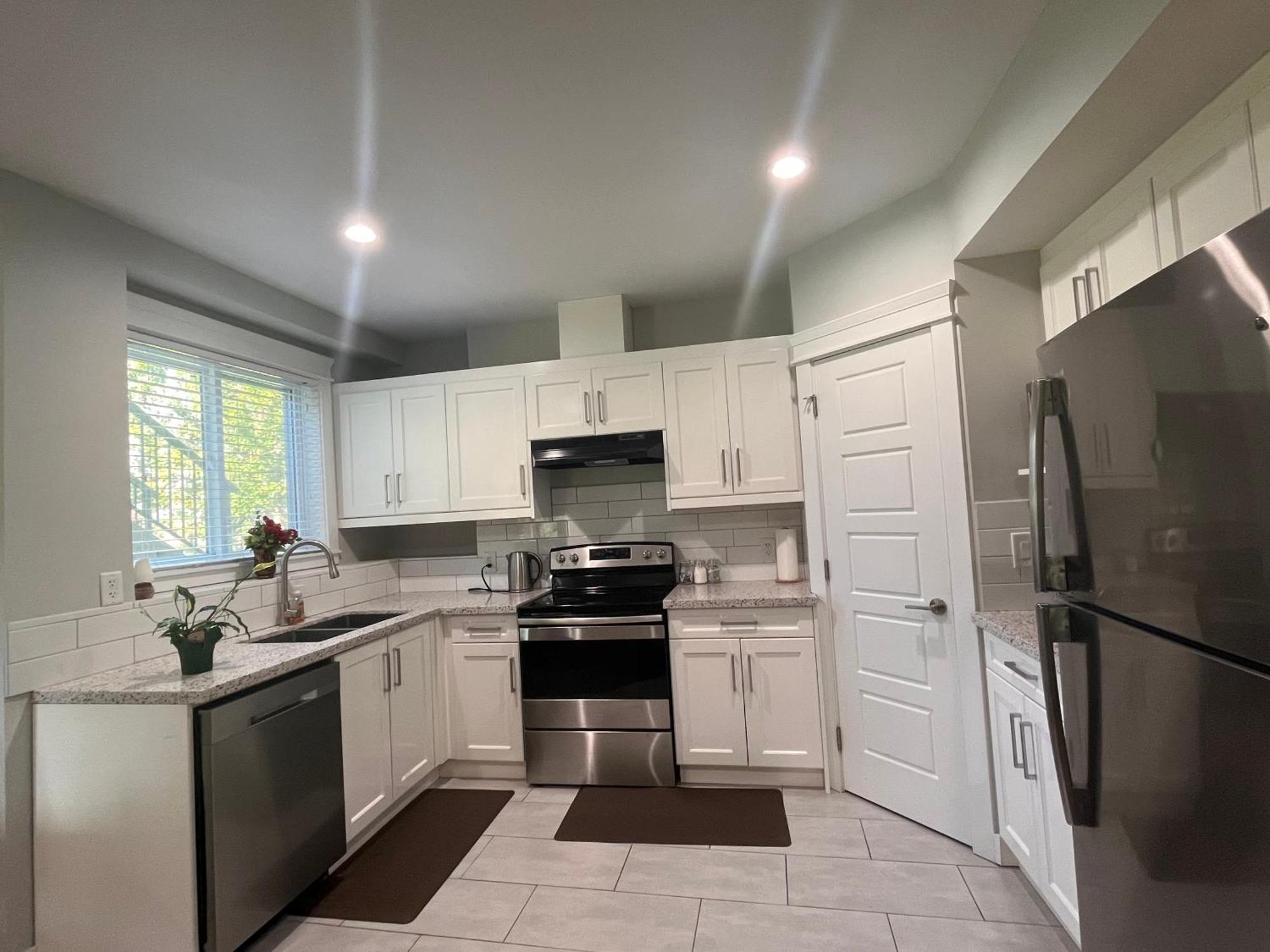 2 Bedroom Suite With Full Kitchen Ревелсток Экстерьер фото