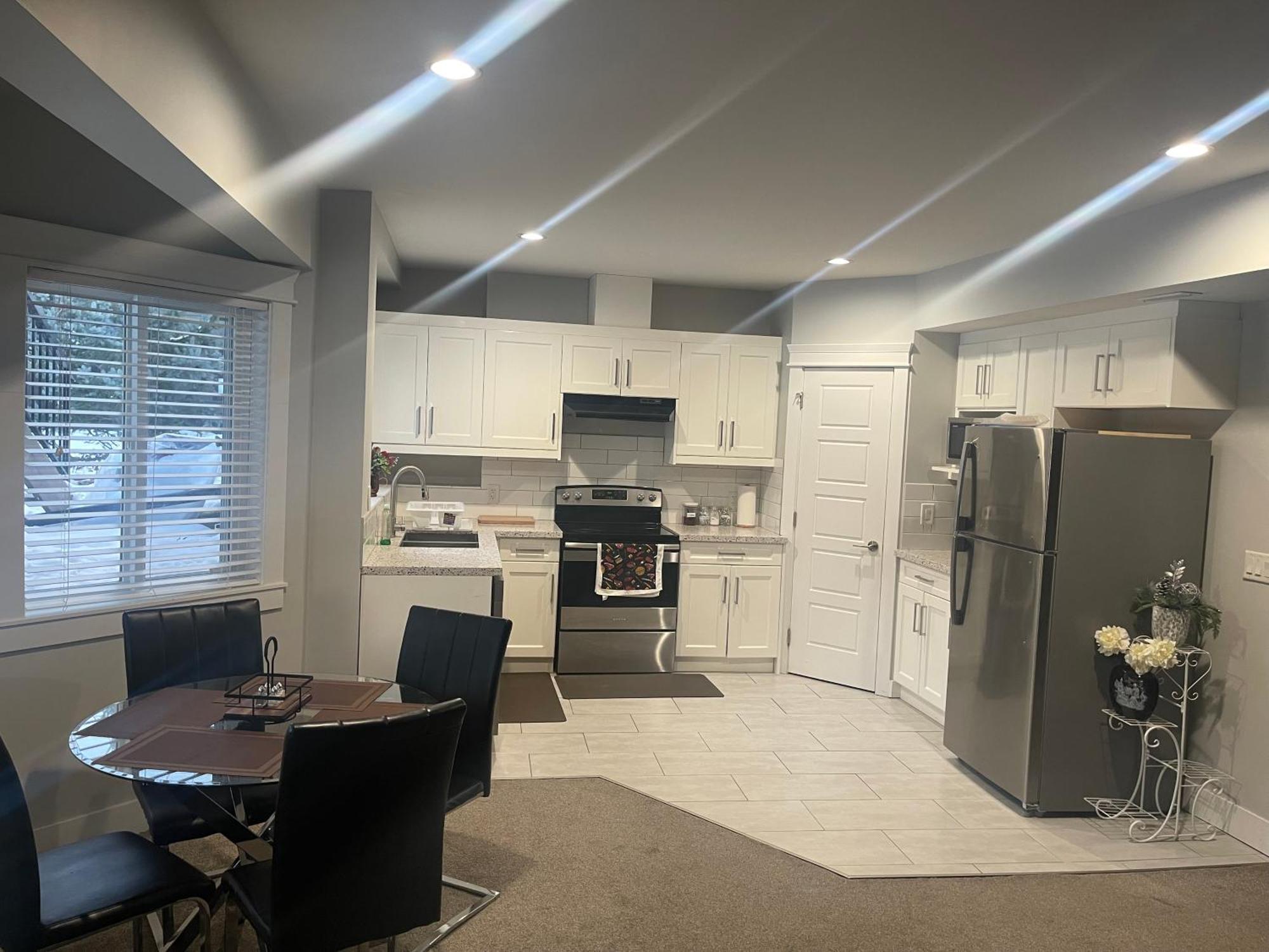 2 Bedroom Suite With Full Kitchen Ревелсток Экстерьер фото